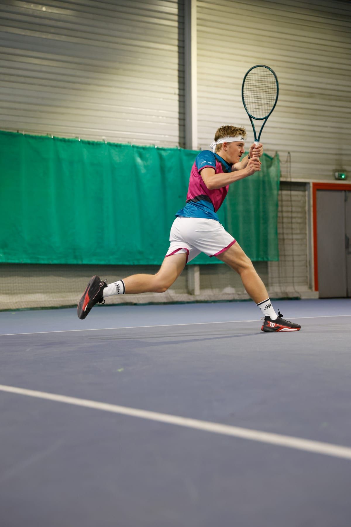 Alius mid-swing